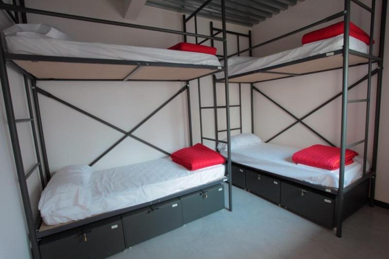 Traveller Box Hostel Seville Exterior photo