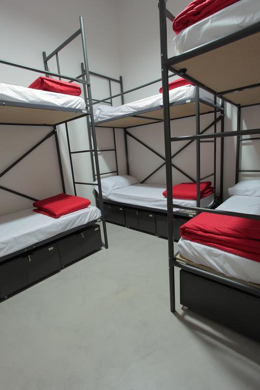 Traveller Box Hostel Seville Exterior photo