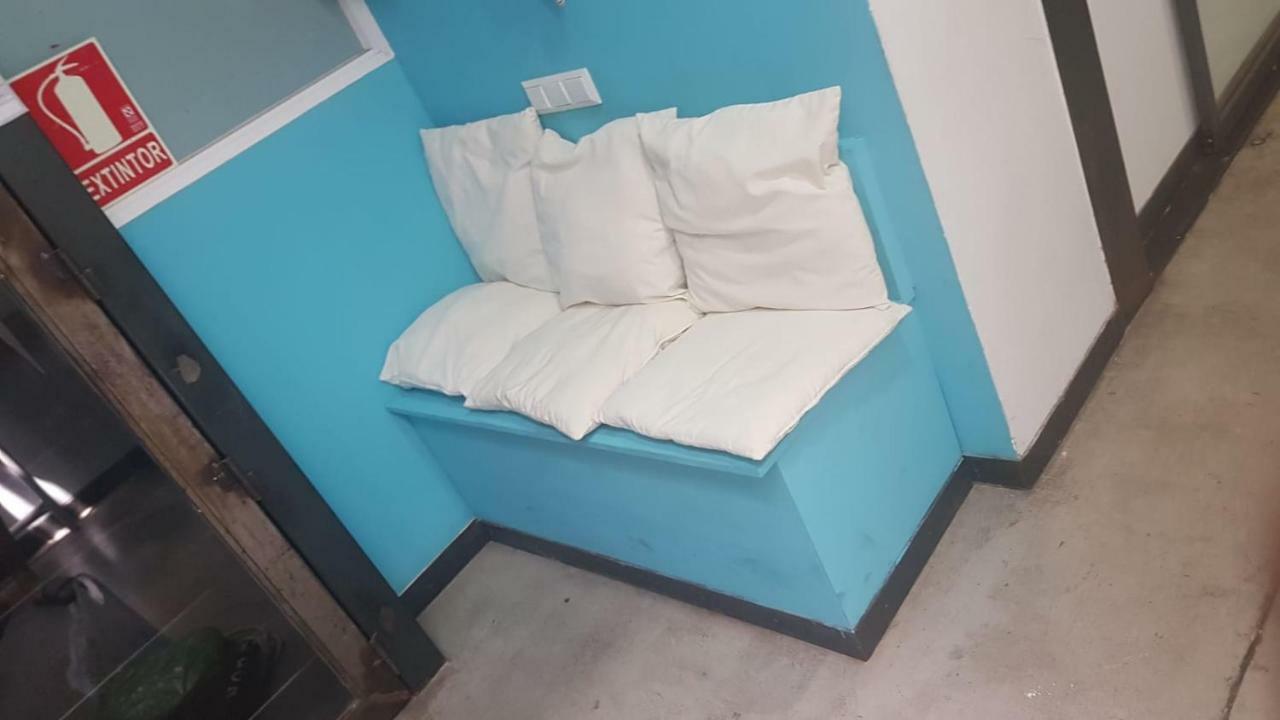 Traveller Box Hostel Seville Exterior photo